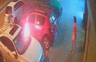 Park halindeki otomobilin üzerine battaniye örtüp...