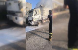 Park halindeyken yanmaya başlayan kamyonet kısa...