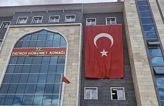 Patnos’ta sokaklar al bayrakla donatıldı