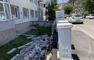 Pazarcıların kaldırıma park ettiği kamyonlar...