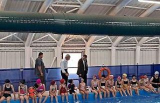 Pazaryerili çocuklar ilk defe havuzla tanıştı