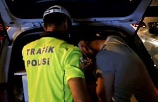 Pendik’te yolu kapatıp dans eden şahıslara para...