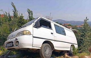 Peyzaj bahçesi çalışanı aracın altında kalarak...