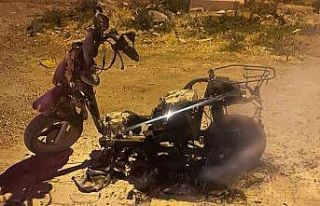 Plakasız motosiklet yanarak kullanılamaz hale geldi