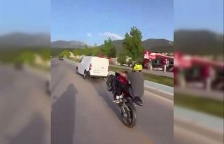Plakasız motosikletle akrobasi hareketi yapan sürücüye,...