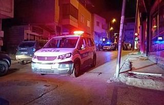 Polisin yakaladığı şüpheliyi korumak için polisleri...