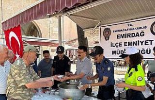 Polislerden vatandaşa aşure ikramı