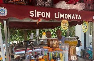 Portakal arabası 80 yıldır Eskişehir sokaklarında