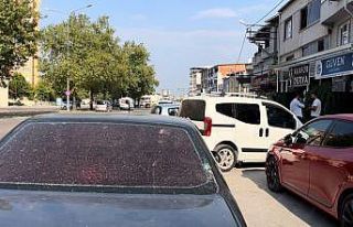 Rastgele ateş açtı, kurşunlar otomobillere isabet...