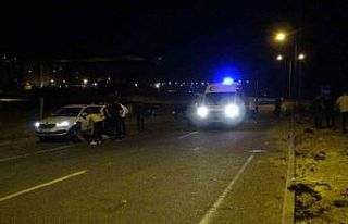 Refüjdeki direğe çarpıp bacağı kopan motosiklet...