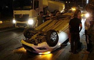 Refüje çarparak ters dönen araçtan burnu kanamadan...