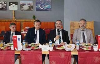 Rektör Hacımüftüoğlu okul yöneticileriyle bir...