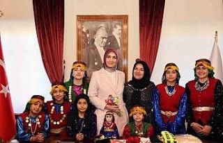 Rengarenk kıyafetleri ile gelen kadınlar valiye...