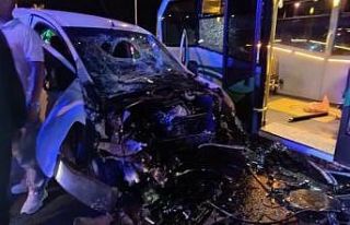 Rize’de minibüs ile hafif ticari araç çarpıştı:...