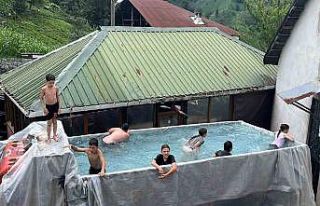 Rize’de sıcaktan bunalan çocuklar için kamyonun...