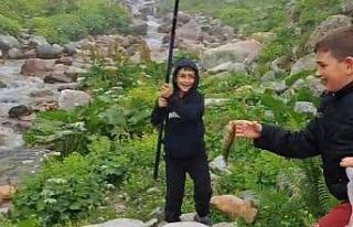 Rizeli miniklerin görülmeye değer ilk balık tutma...