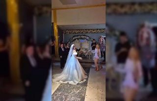 Rumen şarkıcı Otilia düğünde sahne aldı