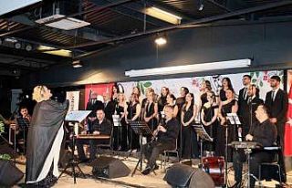 Sağlık çalışanları notalarla şifa dağıttı