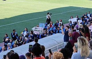 Sağlıkçıların açtığı pankartlar güldürdü