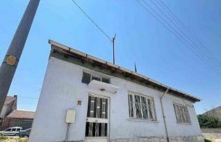 Sahibi vefat eden eve levye ile girip yerleştiler