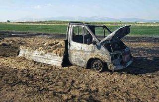 Sahibinden habersiz alınan saman balyaları kamyonet...