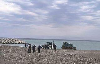 Sahilde güneşlenirken iş makinesinin altında kalarak...