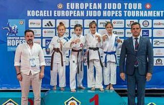 Sakarya Büyükşehir sporcuları başarılarına...