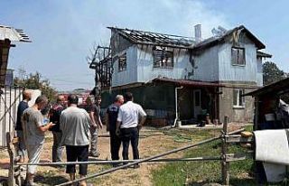 Sakarya’da iki katlı ev alev topuna döndü