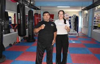 Şampiyonlar, hakemler ve antrenörler Manisa Muaythai...