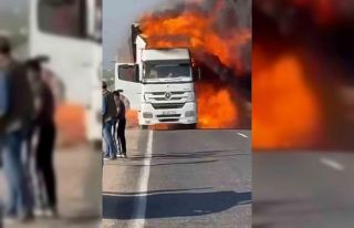 Şanlıurfa’da alev alan tır kullanılamaz hale...