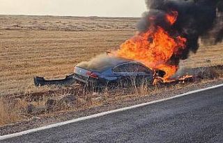 Şanlıurfa’da devrilen araç alev alev yandı