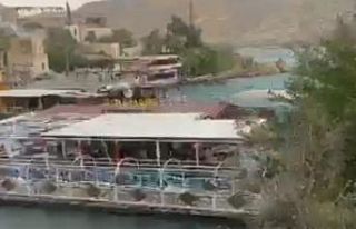 Şanlıurfa’da fırtınada halatları kopan duba...