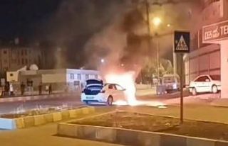 Şanlıurfa’da ilginç olay, 1 otomobil yandı,...