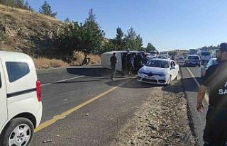 Şanlıurfa’da işçi servisi ile otomobil çarpıştı:...