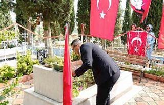 Sarıgöl Kaymakamı’ndan şehit kabrine anlamlı...