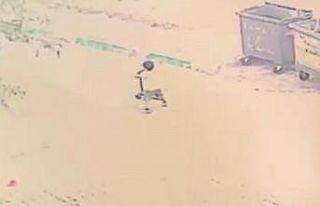 Scootera binen çocuğun üzerinden otomobil geçti