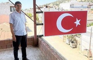 Seçimi kazanan muhtar ilk maaşıyla Türk Bayrağı...
