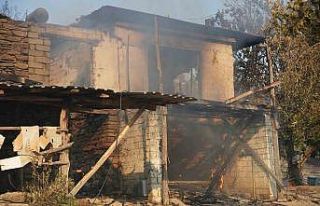 Serik’teki orman yangınında evler ve ahırlar...