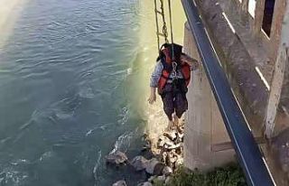 Serinlemek için girdiği suda mahsur kaldı