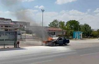 Seyir halindeki otomobil alev alev yandı