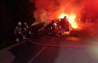 Seyir halindeki traktörün römorkundaki saman balyaları...