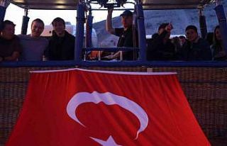 Sıcak hava balonları 15 Temmuz’da Türk bayrağı...
