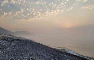 Sıcaklığı 15 dereceye düşen denizin üzerinde...