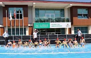 Sıcaktan bunalan çocuklar yüzme kurslarına akın...