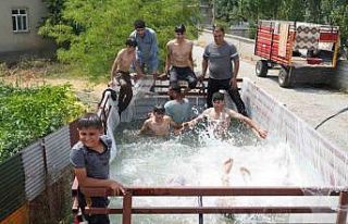 Sıcaktan bunalan gençler römorktan havuz yaptı