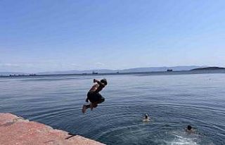 Sıcaktan bunalan İstanbullular kendini serin sulara...