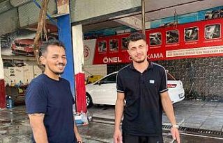 Sıcaktan bunalan köpeğin serinleme yöntemi izleyenleri...