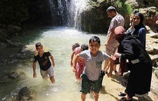 Sıcaktan kaçan şelalede serinledi