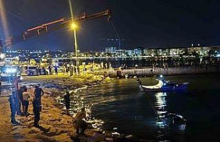 Silivri’de park halindeki araç denize uçtu