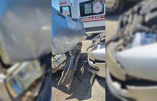 Sinop’ta iki otomobil kafa kafaya çarpıştı:...